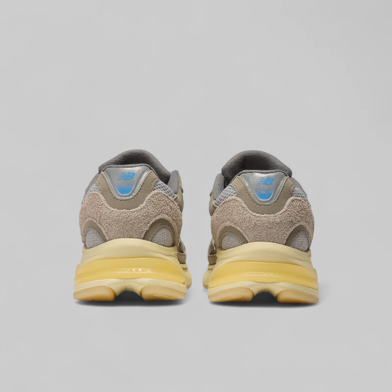2010v1 "Grey Days" - Image 6