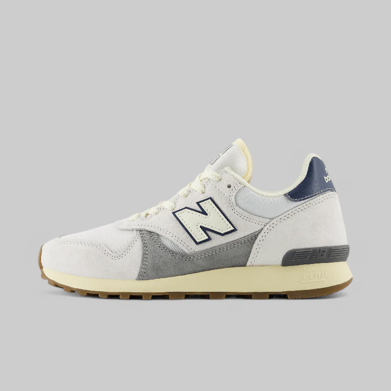 U475 - Reflection/White