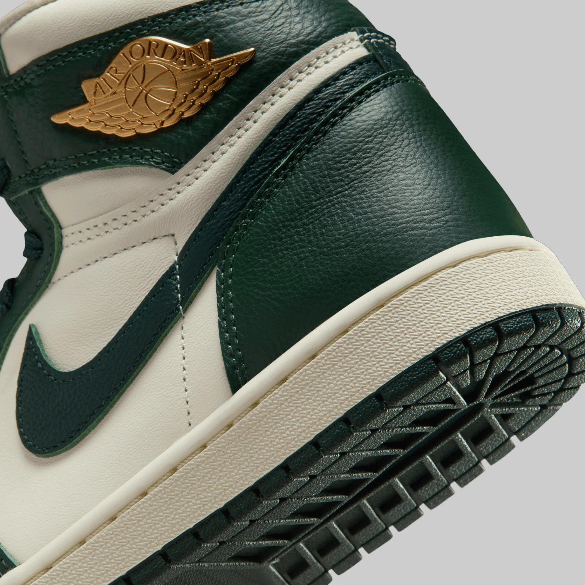 W's Air Jordan 1 Retro Hi OG "Pro Green Fir" - Image 6