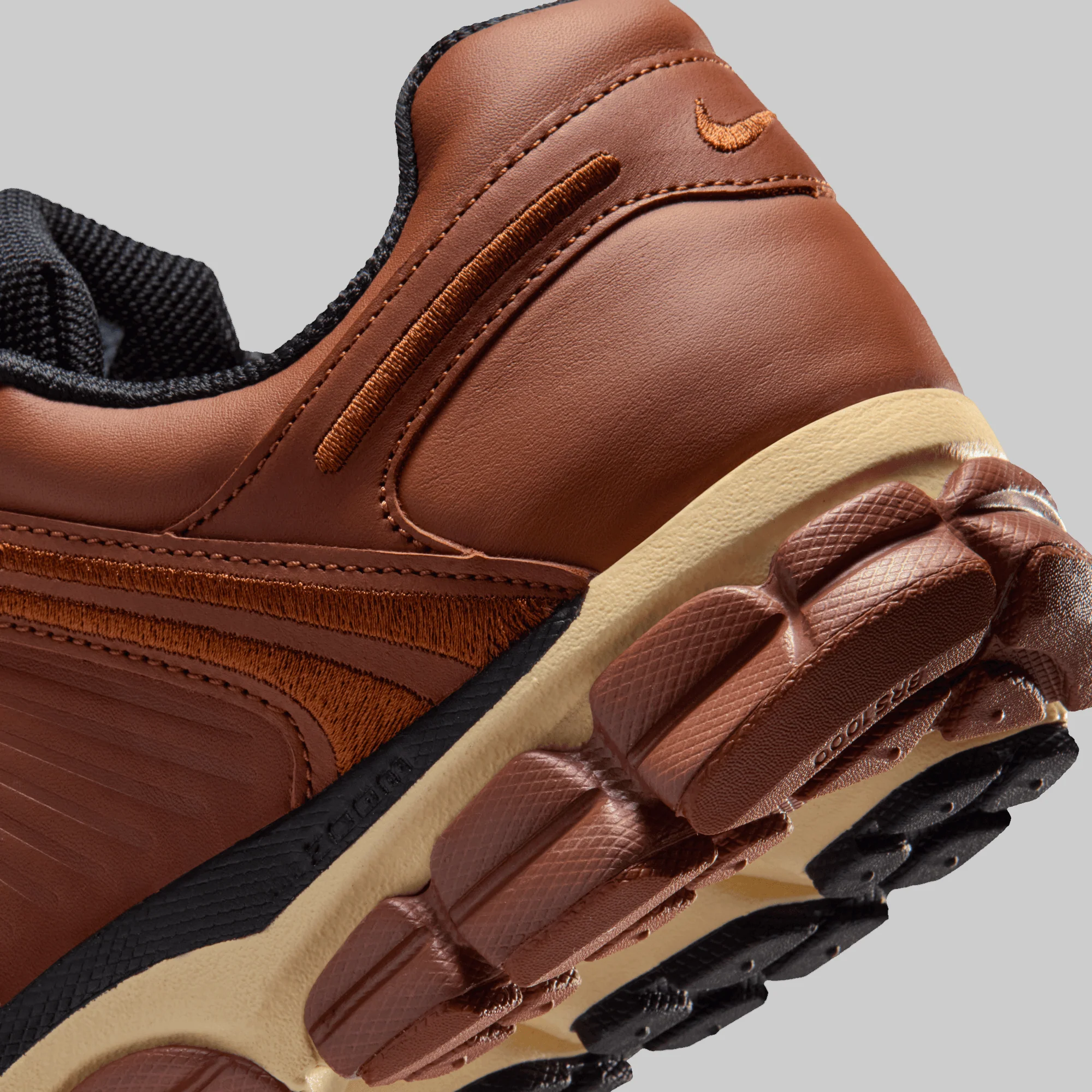 Zoom Vomero 5 QS - Pony/Sail-Dark Russet - Image 5