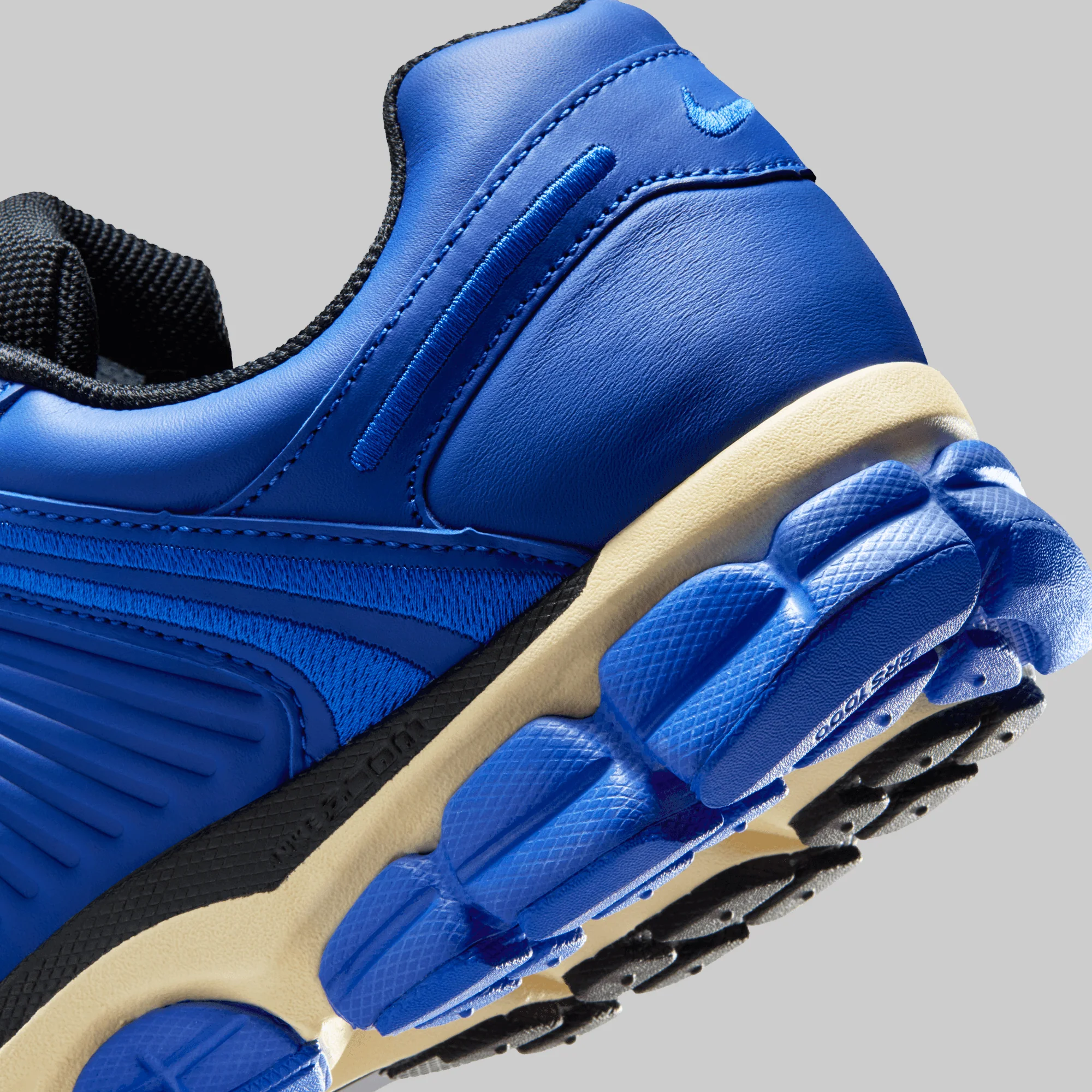 Zoom Vomero 5 QS "Swooshless" - Image 5